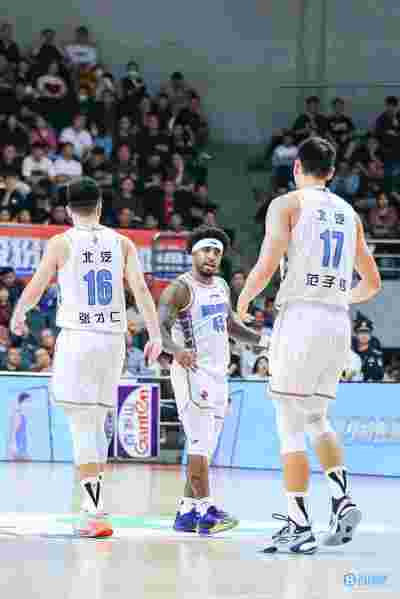 朱利安·尚帕尼NBA续约马刺三年4500万:冠军锋线留队,文班亚马时代阵容继续稳步成型